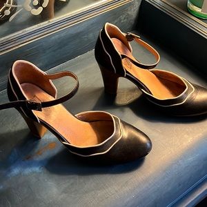 Mia Mooz Black Pump. Mary Jane “Jagger” Size 8